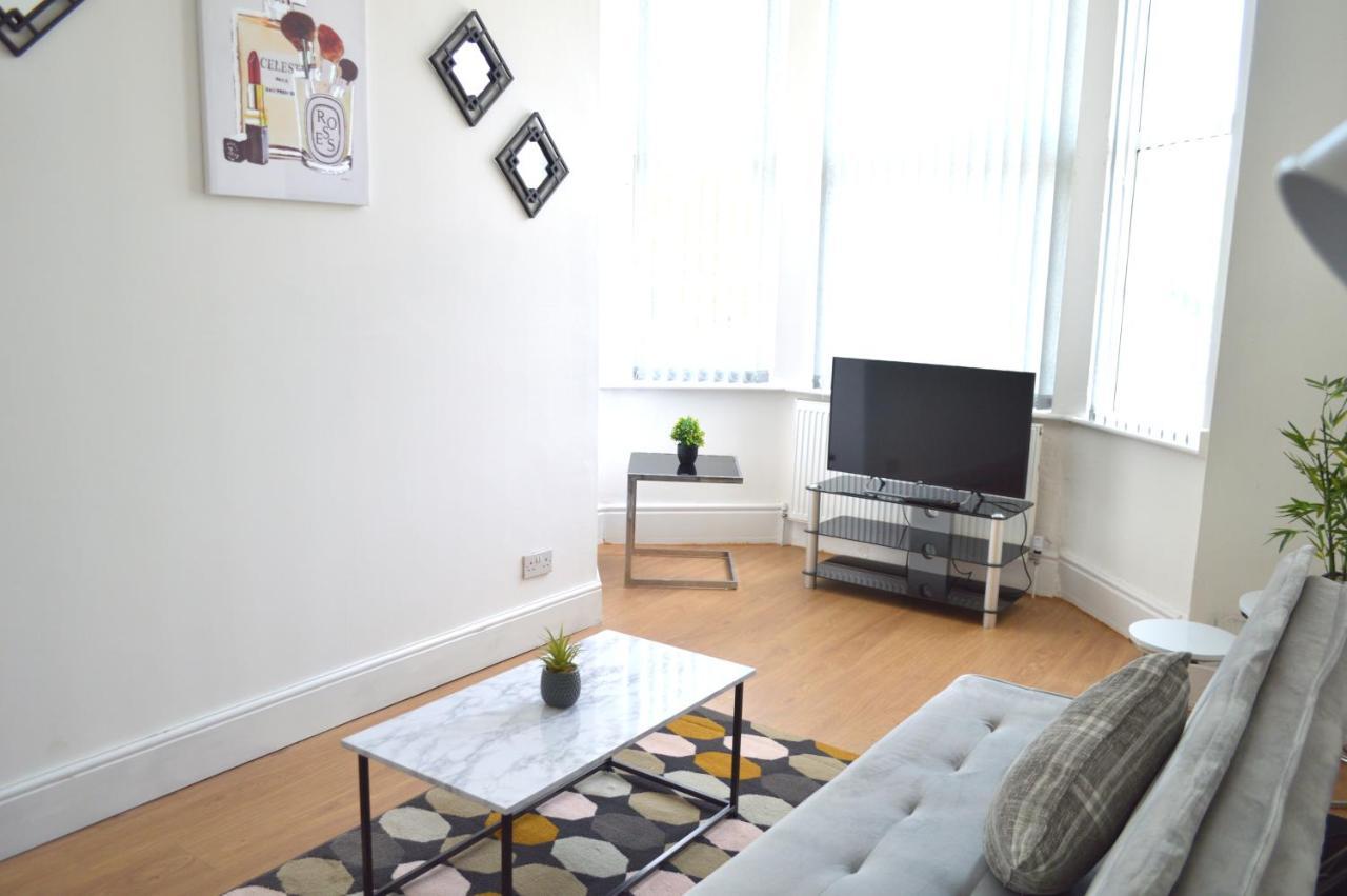 Beautiful Two-Bed Apartment With Driveway Parking Nottingham Exterior photo